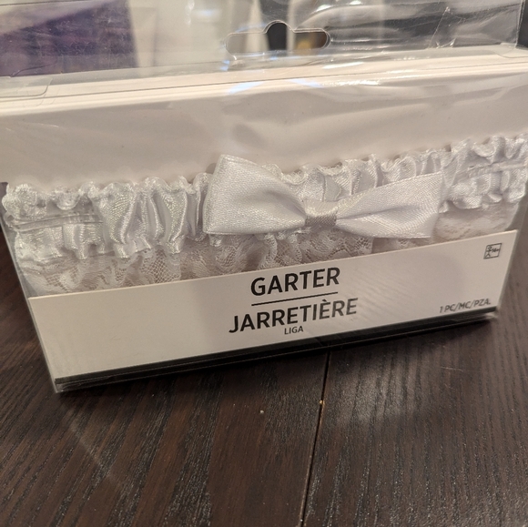 NIB White Garter - Picture 2 of 5